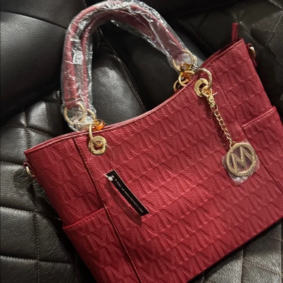 Elegant Red Handbag - Picture 3 of 5